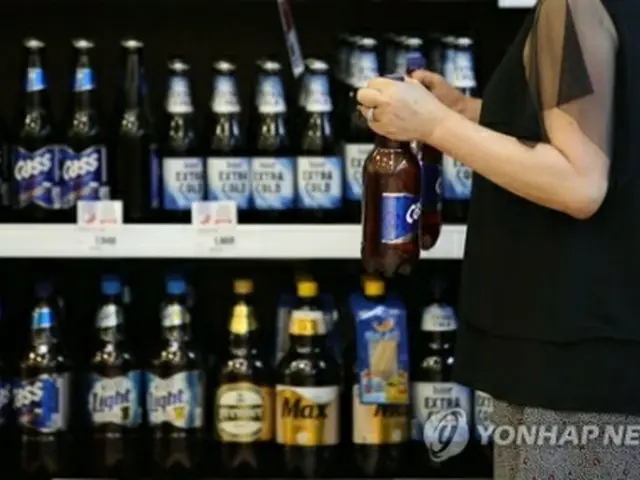 スーパーに並ぶビール＝（聯合ニュース）