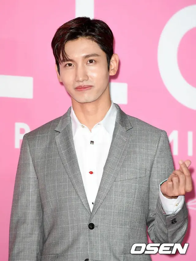 チャンミン（東方神起）、有名海外ブランド展示オープン記念イベントに出席し笑顔