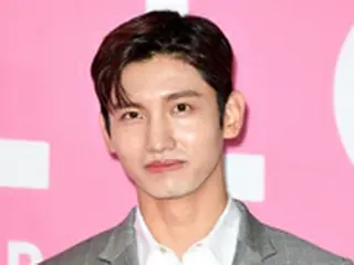 チャンミン（東方神起）、有名海外ブランド展示オープン記念イベントに出席し笑顔