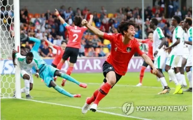 後半ロスタイムに劇的な同点ゴールを決めて喜ぶ韓国イレブン＝８日、ビエルスコビャワ（聯合ニュース）