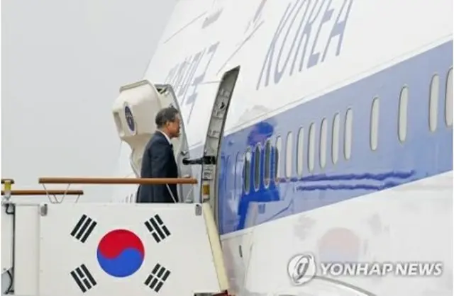 専用機に搭乗する文大統領＝９日、城南（聯合ニュース）