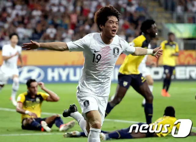 チョン・ジョンヨン監督が率いるU-20サッカー韓国代表チームが12日、ポーランドで行われたエクアドルとの大会準決勝で前半39分に放ったチェ・ジュンの決勝ゴールで、1-0と勝利を収めた。