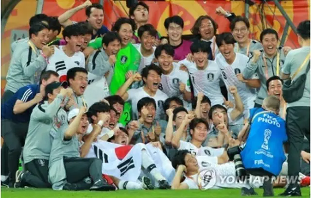 試合終了後、決勝進出を喜ぶ韓国選手団＝１１日、ルブリン（聯合ニュース）