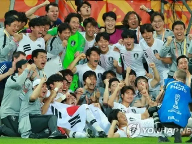 試合終了後、決勝進出を喜ぶ韓国選手団＝１１日、ルブリン（聯合ニュース）
