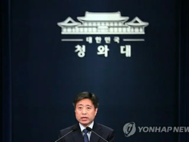 記者会見する尹道漢・国民疎通首席秘書官＝１２日、ソウル（聯合ニュース）