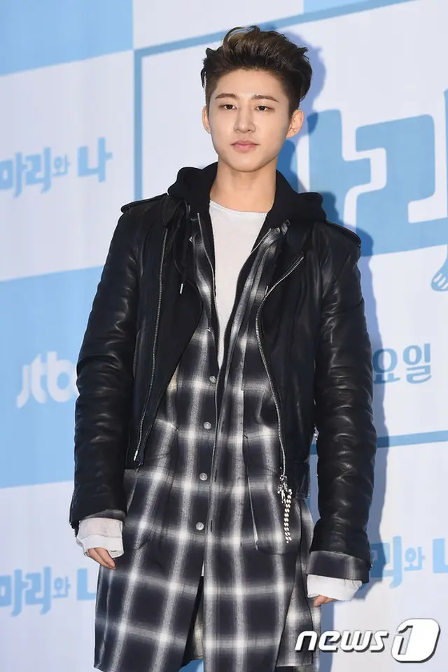 韓国ボーイズグループ「iKON」元メンバーのB.I（22、本名:キム・ハンビン）の薬物疑惑の手掛かりとなるカカオトークの会話の相手である“Aさん”が、執行猶予中の歌手練習生ハン・ソヒ（24）だという。（写真提供: