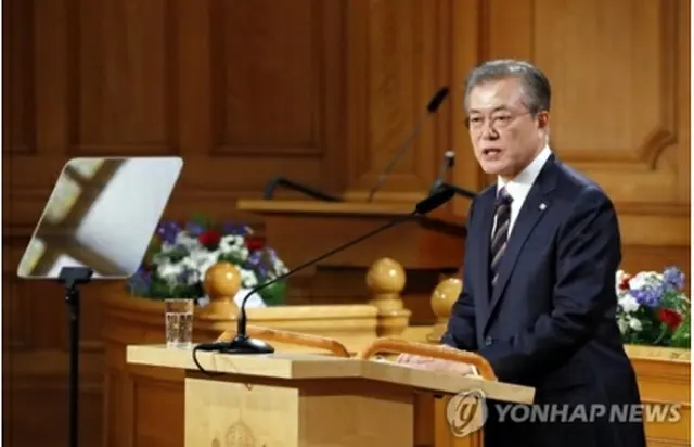 演説する文大統領＝１４日、ストックホルム（聯合ニュース）