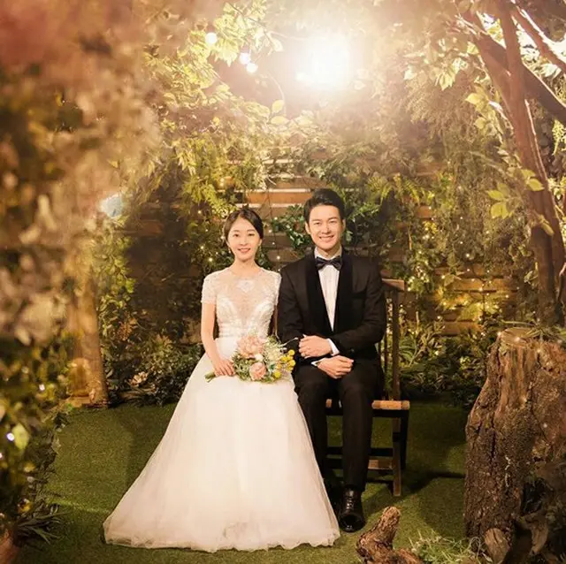韓国女優チョン・アラと俳優カン・テソンが1年6か月の交際の末、15日に結婚式を挙げ、新たな俳優夫婦が誕生した。（提供:OSEN）