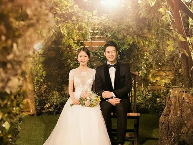 韓国女優チョン・アラと俳優カン・テソンが1年6か月の交際の末、15日に結婚式を挙げ、新たな俳優夫婦が誕生した。（提供:OSEN）