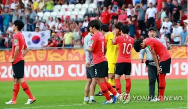 試合終了後、肩を落とす韓国の選手たち＝１５日、ウッチ（聯合ニュース）