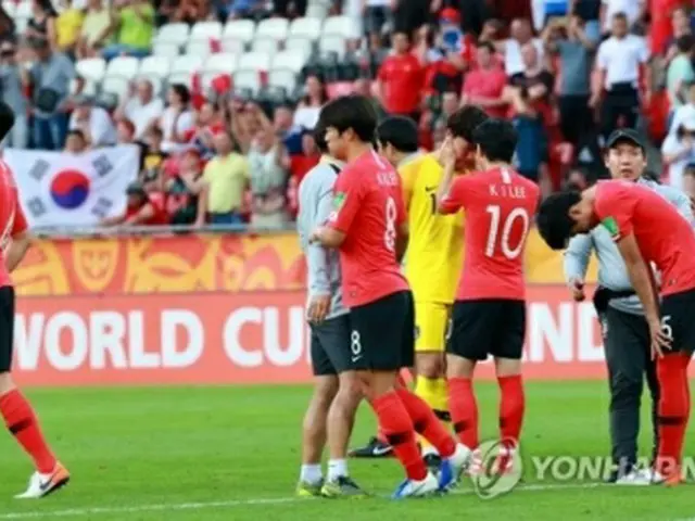 試合終了後、肩を落とす韓国の選手たち＝１５日、ウッチ（聯合ニュース）