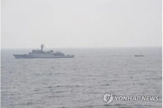 東海では11日にもNLLの南側で漂流していた北朝鮮漁船が見つかり、韓国海軍が救助して北朝鮮側に引き渡している（合同参謀本部提供、転載・転用禁止）＝（聯合ニュース）