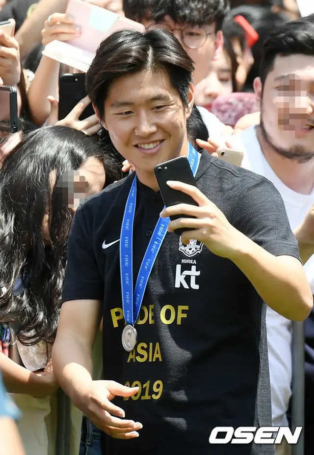 “ゴールデンボール受賞”イ・ガンイン「賞とっても変わることはない…努力し続けるだけ」