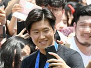 “ゴールデンボール受賞”イ・ガンイン「賞取っても変わることはない…努力し続けるだけ」