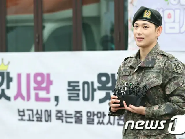「ZE:A」メンバーで俳優のイム・シワン（30）が、軍服務中に一般兵士よりも休暇を多く取ったという騒動に関して、大統領行事企画諮問委員のタク・ヒョンミン氏が語った。（提供:news1）