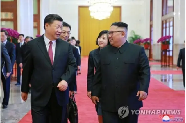習近平氏（左）と金正恩氏（資料写真）＝（聯合ニュース）