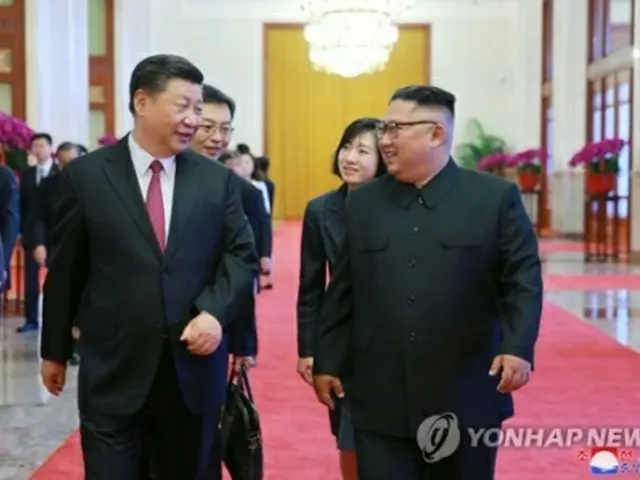 習近平氏（左）と金正恩氏（資料写真）＝（聯合ニュース）