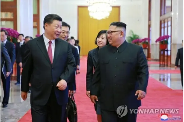 習近平氏（左）と金正恩氏（資料写真）＝（聯合ニュース）