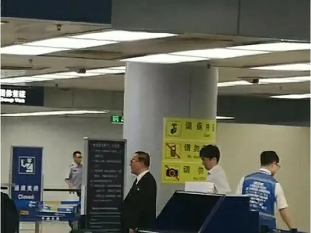 平壌に向かうため空港に到着した池大使（右から３人目）＝１８日、北京（聯合ニュース）