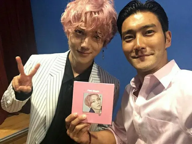 韓国ボーイズグループ「SUPER JUNIOR」メンバーのイェソンが、ニューアルバム「Pink Magic」を発売した中、他のメンバーたちがイェソンのソロ活動を応援している。（提供:OSEN）