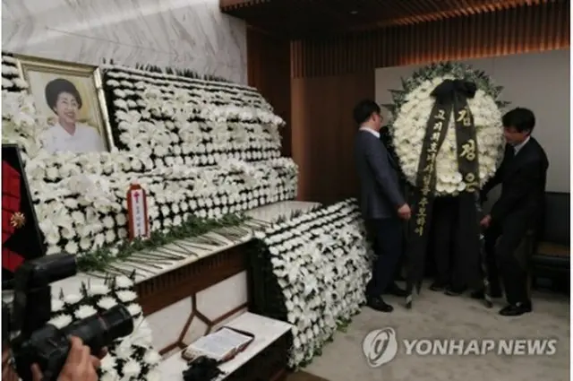 李姫鎬さんの祭壇そばに置かれた金正恩委員長の名前が入った花輪＝（聯合ニュース）