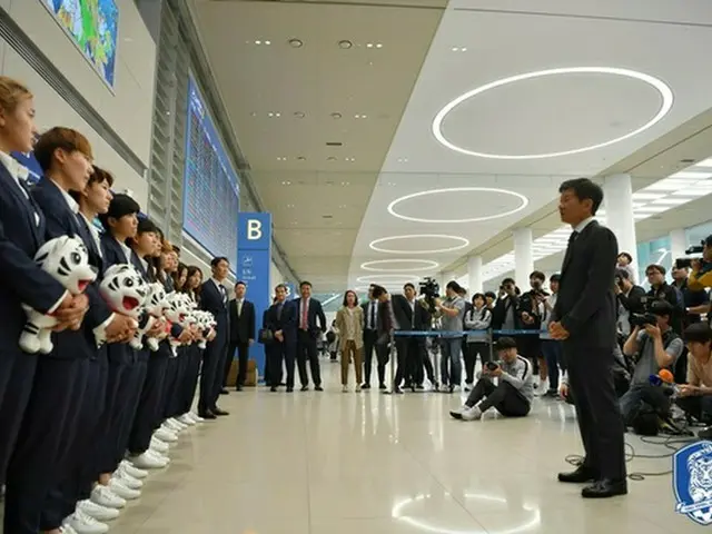 ＜サッカー女子W杯＞韓国代表、帰国＝ユン・ドクヨ監督「多くの課題を抱えてきた」（提供:news1）