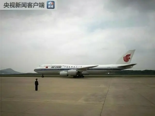 平壌の空港に到着した習主席の専用機（中国国営中央テレビより）＝（聯合ニュース）