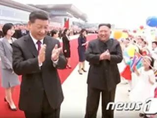 中国の習近平国家主席、平壌到着で金正恩委員長と共に歓迎の子どもたちに笑顔見せる