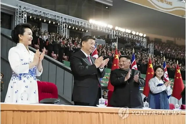 マスゲームを観覧する習近平氏（中央左）と金正恩氏（同右）＝20日、平壌（新華社＝聯合ニュース）《転載・転用禁止》