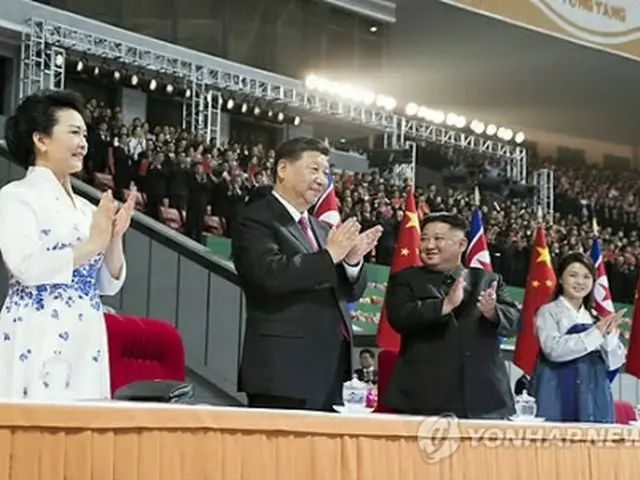 マスゲームを観覧する習近平氏（中央左）と金正恩氏（同右）＝20日、平壌（新華社＝聯合ニュース）《転載・転用禁止》