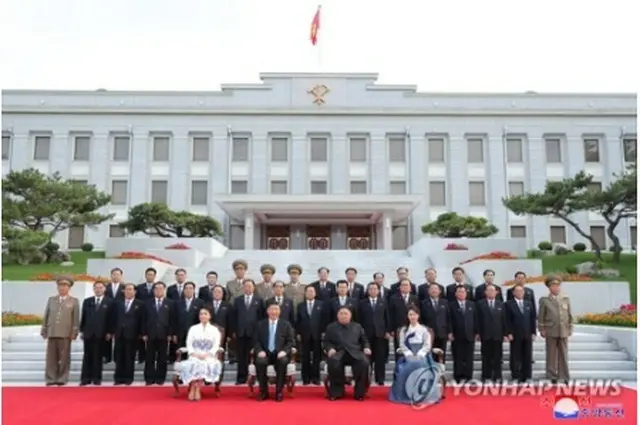 朝鮮中央通信が公開した写真。最前列右側が金委員長夫妻、左側が習氏夫妻＝21日、平壌（朝鮮中央通信＝聯合ニュース）《転載・転用禁止》