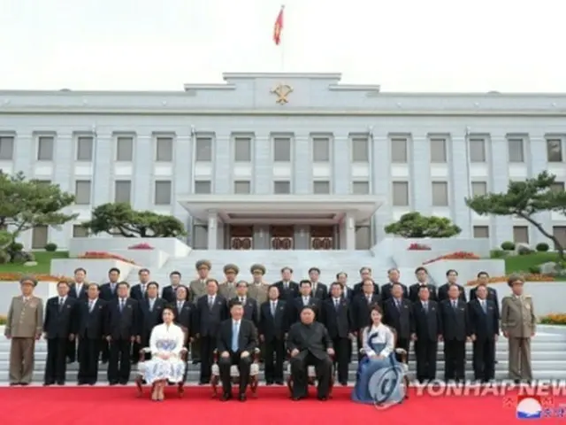 朝鮮中央通信が公開した写真。最前列右側が金委員長夫妻、左側が習氏夫妻＝21日、平壌（朝鮮中央通信＝聯合ニュース）《転載・転用禁止》