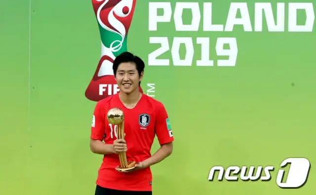 2019国際サッカー連盟（FIFA）U-20W杯ゴールデンボールを受賞したイ・ガンイン（18、バレンシア）への期待が海外でも高まっている。