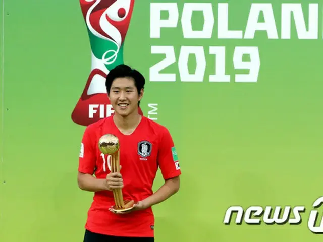 2019国際サッカー連盟（FIFA）U-20W杯ゴールデンボールを受賞したイ・ガンイン（18、バレンシア）への期待が海外でも高まっている。