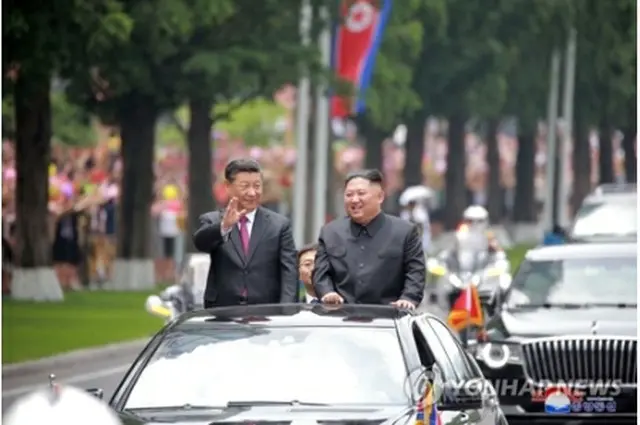 ２０日に平壌市内でカーパレードを行う習主席（左）と金委員長。朝鮮中央通信が報じた＝２１日、平壌（聯合ニュース）≪転載・転用禁止≫