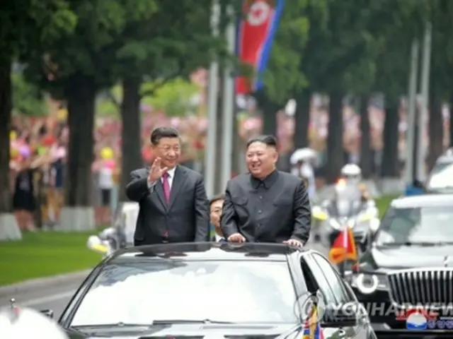 ２０日に平壌市内でカーパレードを行う習主席（左）と金委員長。朝鮮中央通信が報じた＝２１日、平壌（聯合ニュース）≪転載・転用禁止≫