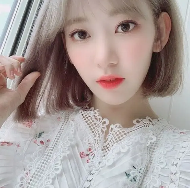 日韓プロジェクトガールズグループ「IZ*ONE」メンバーの宮脇咲良が、“桜”よりも華やかな美貌で人々の関心を集めている。（写真提供:OSEN）