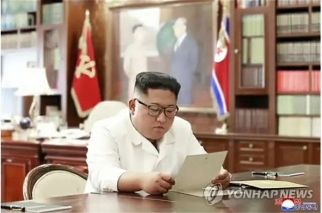 トランプ大統領の親書を読む金委員長。朝鮮中央通信が２３日にウェブサイトに公開した＝２３日、ソウル（朝鮮中央通信＝聯合ニュース）≪転載・転用禁止≫