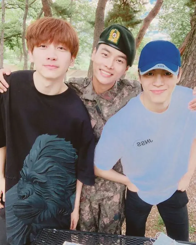 「VIXX」ヒョギ＆ホンビン、軍服務中のエンとの面会認証ショット公開（提供:OSEN）