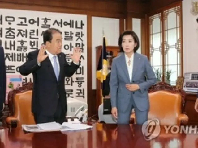 文喜相（ムン・ヒサン）国会議長（左から２人目）と与野党３党の院内代表が会合を開いた＝２４日、ソウル（聯合ニュース）