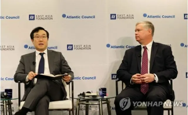 今月、米ワシントンで開かれた行事に出席した李度勲氏（左）とビーガン氏＝（聯合ニュース）