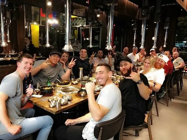 リュ・ヒョンジンがロサンゼルス・ドジャースのチームメートとアリゾナの韓国食堂でBBQパーティーを楽しんだ。（提供:news1）