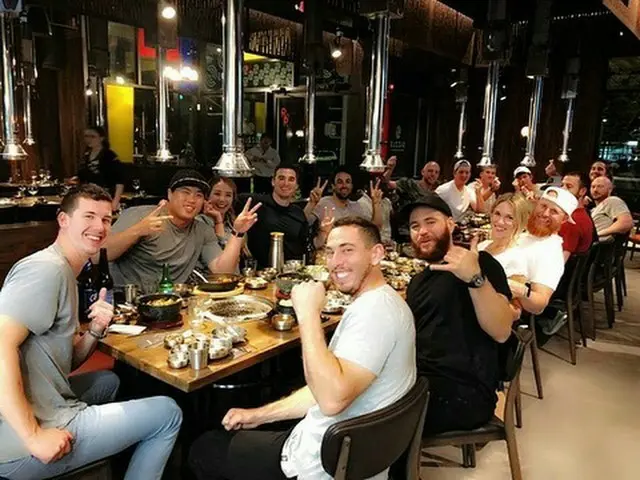 リュ・ヒョンジンがロサンゼルス・ドジャースのチームメートとアリゾナの韓国食堂でBBQパーティーを楽しんだ。（提供:news1）