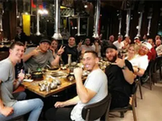 リュ・ヒョンジン、チームメートと楽しいBBQパーティー＝妻ぺ・ジヒョンさんの姿も