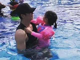 元サッカー韓国代表キ・ソンヨン、妻ハン・ヘジン＆娘と済州島へ家族旅行