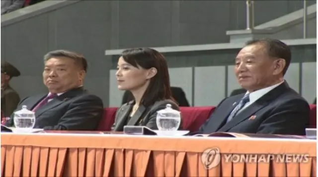習近平氏の訪朝に合わせて行われたマスゲーム公演を観覧する金与正氏（中央）と金英哲氏（右）＝（朝鮮中央テレビ＝聯合ニュース）《転載・転用禁止》