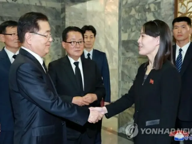 握手を交わす鄭義溶氏（左）と北朝鮮の金与正（キム・ヨジョン）氏＝（聯合ニュース）