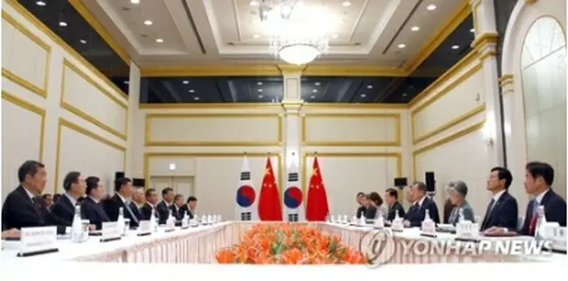 文在寅大統領は訪問先の大阪で中国の習近平国家主席と首脳会談を行った＝２７日、大阪（聯合ニュース）
