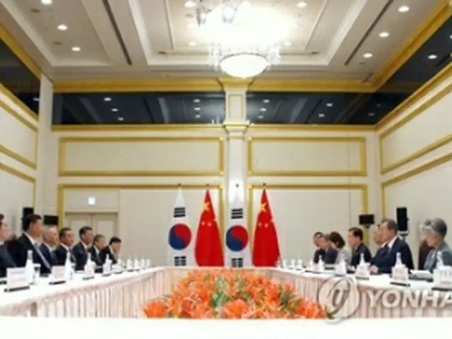 文在寅大統領は訪問先の大阪で中国の習近平国家主席と首脳会談を行った＝２７日、大阪（聯合ニュース）