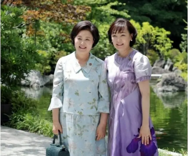 金正淑氏（左）と安倍昭恵氏（青瓦台フェイスブックより）＝（聯合ニュース）